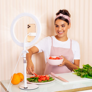 LITTIL Superstar Ring Light. Woman chef making salad in front o the ring light.